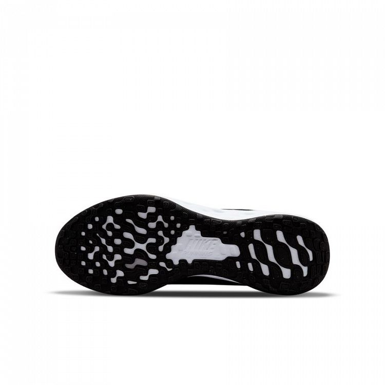 Nike Revolution 6 SE