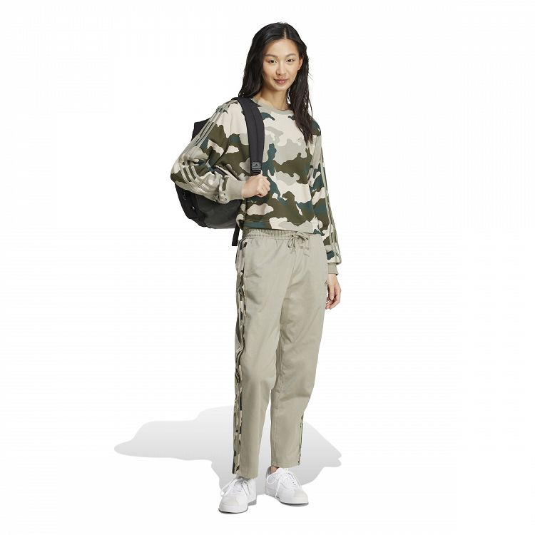 ESSENTIALS 3 STRIPES CAMO PRINT CROPPED SWEATSHIRT