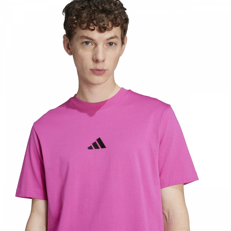 ESSENTIALS SMALL LOGO SINGLE JERSEY TEE